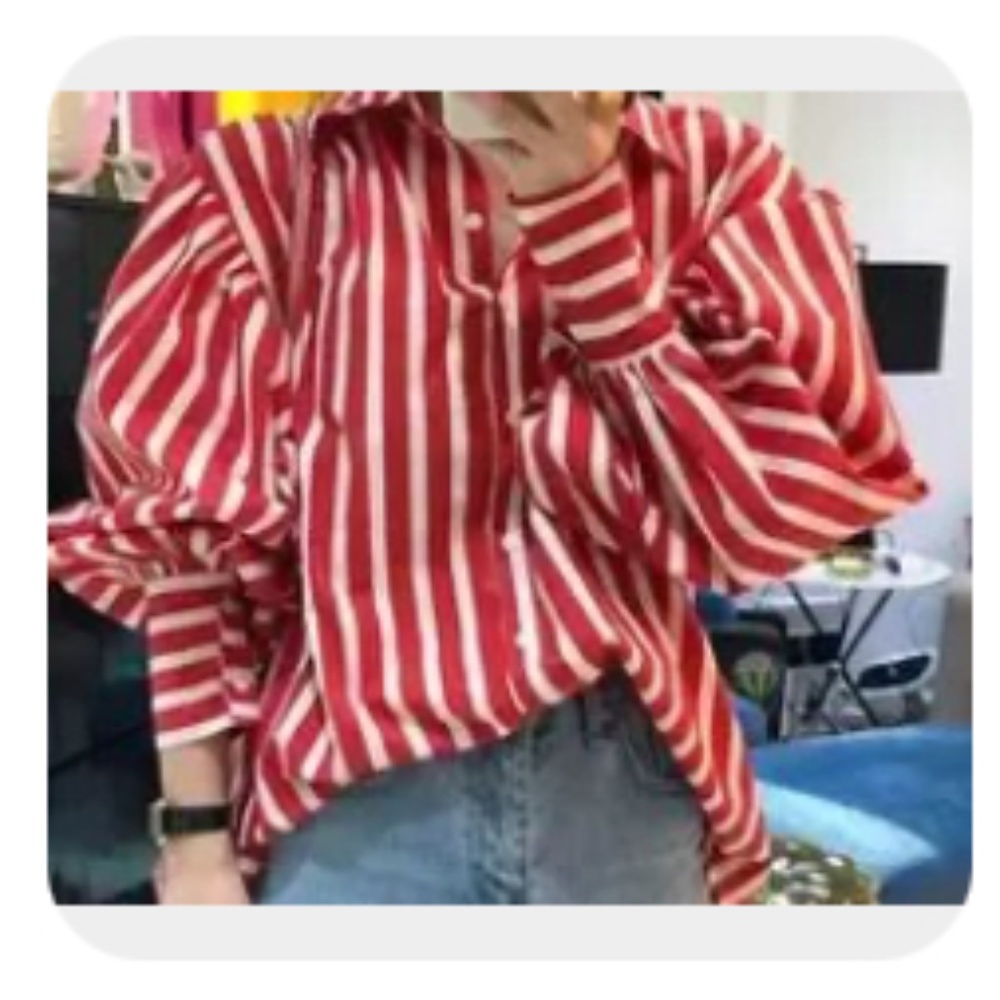 Cotton t-shirt / red blouse